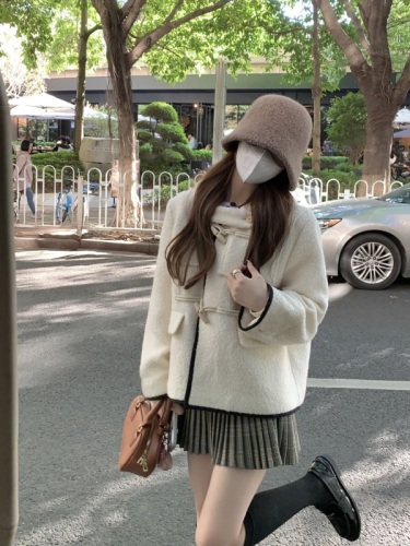 Actual shot of autumn and winter contrast color horn button hooded coat