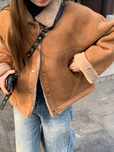 Real shot of thickened and warm brown imitation lamb suede cotton pocket jacket