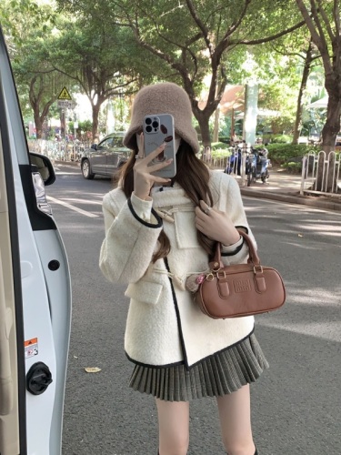 Actual shot of autumn and winter contrast color horn button hooded coat