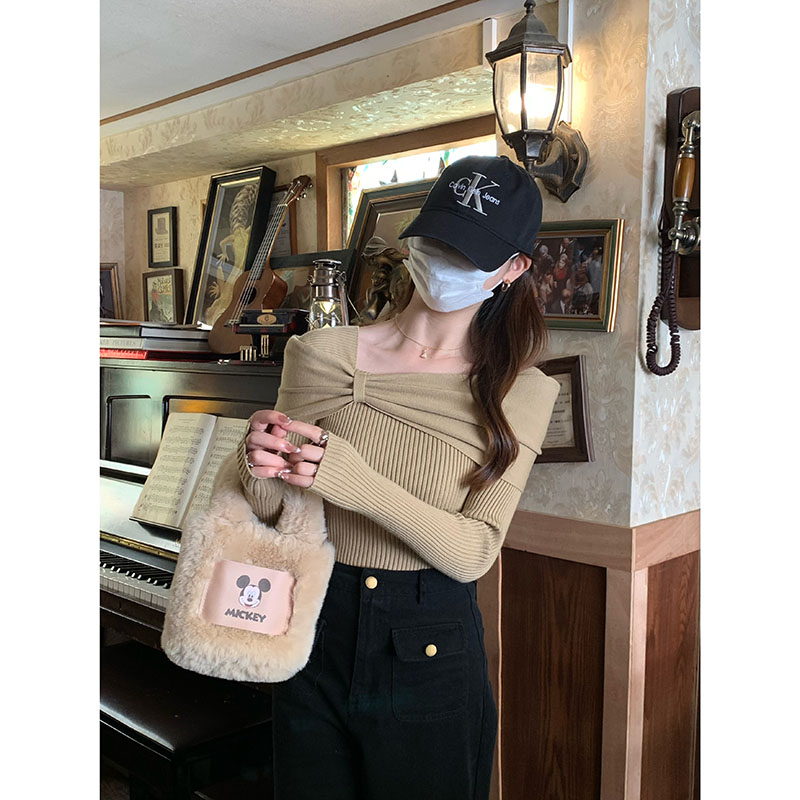 Real shot of a hot girl wearing a one-shoulder bow-knot collarbone-exposed sweater for women in autumn and winter, a slim-fitting sweater