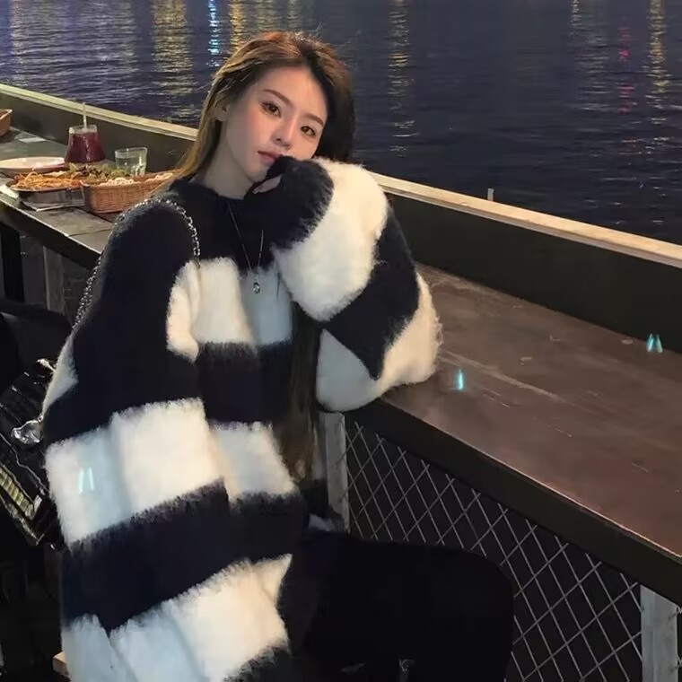 水貂絨黑白條紋圓領套頭毛衣女秋冬新款慵懶風寬鬆外穿打底針織衫