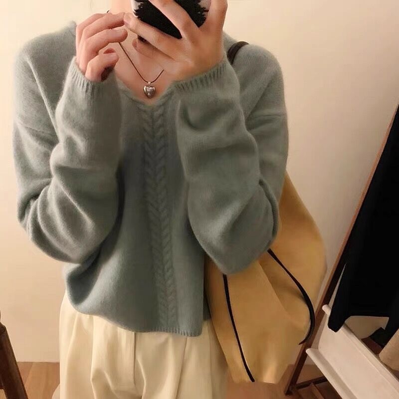 今年流行秋季溫柔減齡寬鬆羊絨針織衫女純色編制絞花V領軟糯毛衣