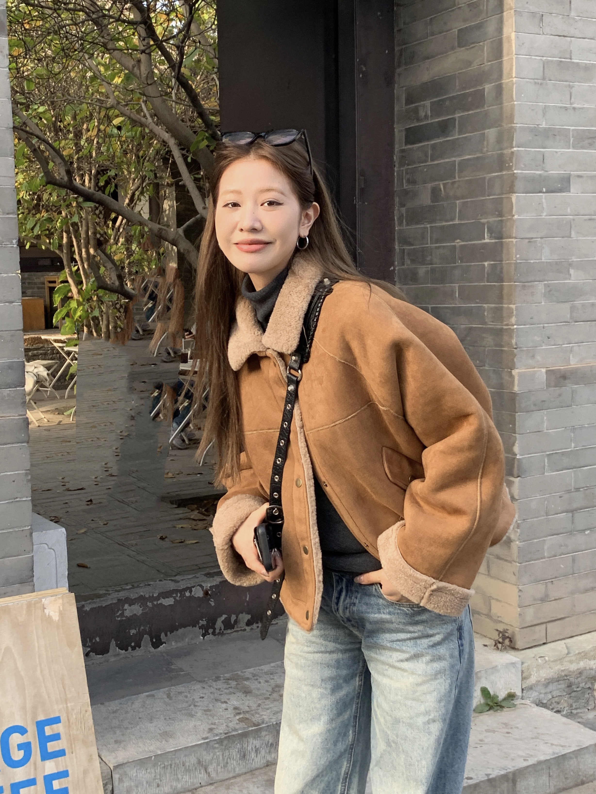 Real shot of thickened and warm brown imitation lamb suede cotton pocket jacket