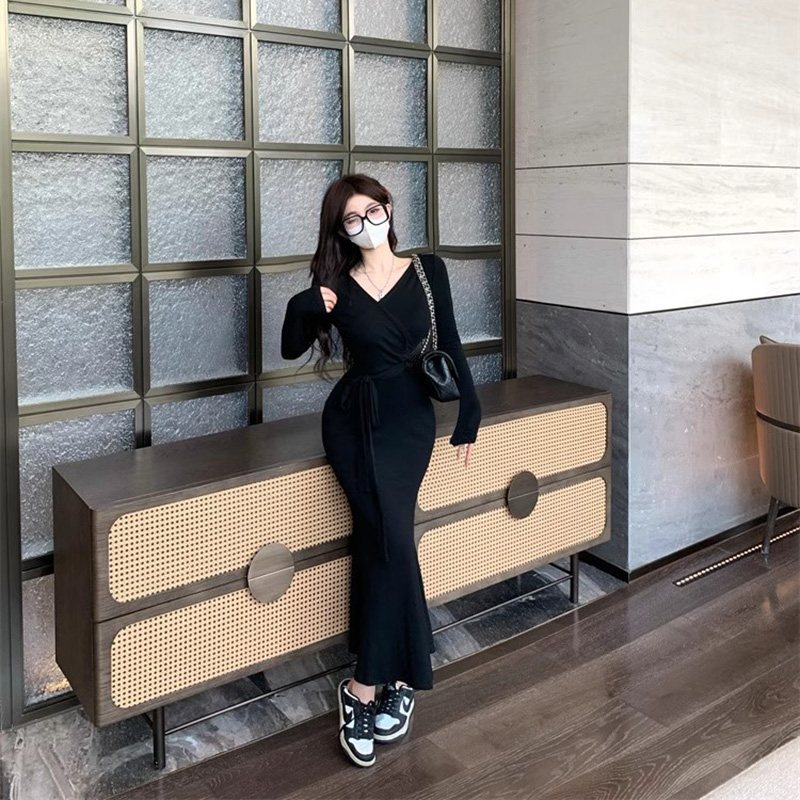 長袖名媛V領連衣裙女裝秋冬高級感修身純欲風中長裙包臀魚尾裙子