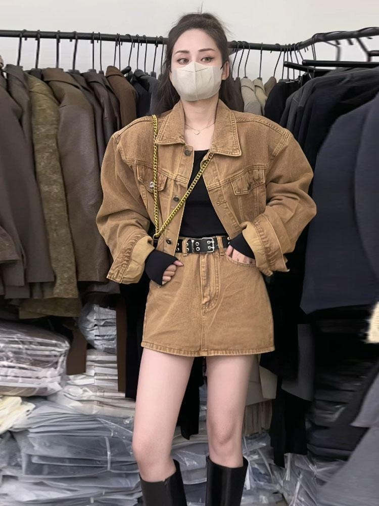 港風復古咖色短款牛仔外套高腰半身裙兩件套秋款時尚美拉德套裝女