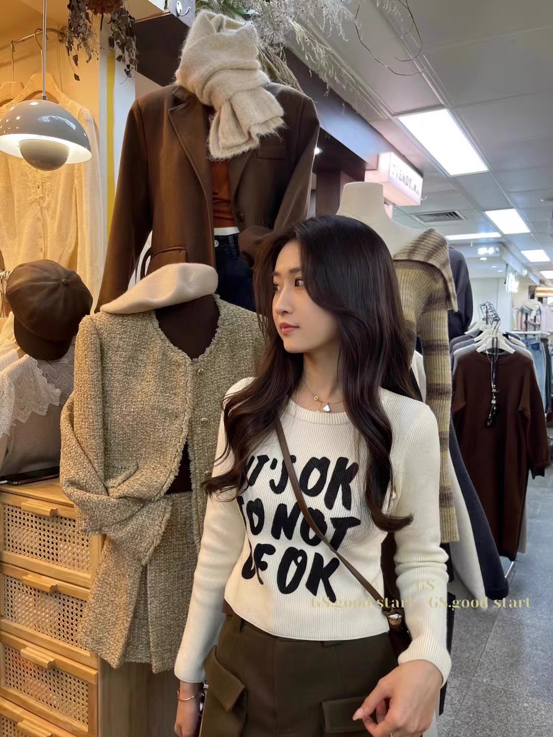 GS blogger wears a stylish commuting round neck short style long-sleeved bottoming shirt with hollow knitted letters on the back and a versatile slimming look