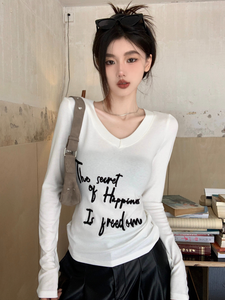 螺紋德絨，毛巾繡 字母刺繡v領長袖正肩T恤女秋季內搭打底衫上衣
