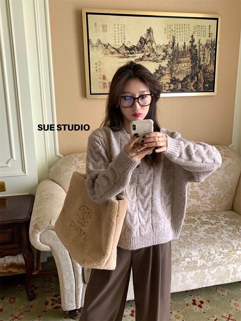 SUE STUDIO冬季新款2023年網紅推薦韓系大黑扣v領麻花保暖毛衣女