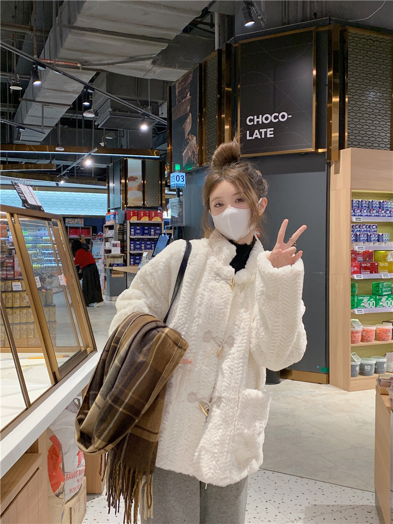 Xiaoxiang style lamb wool jacket autumn and winter new style small versatile horn button lamb wool