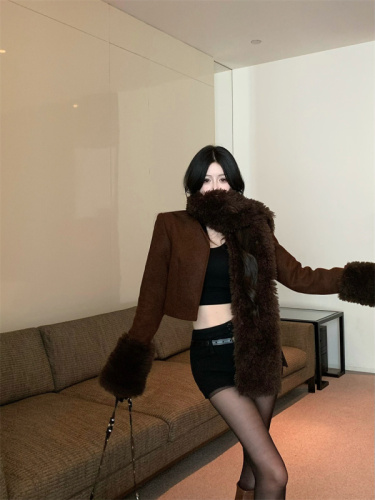 6556#Real shot of Maillard’s high-end, stylish, coffee-colored short woolen jacket and scarf