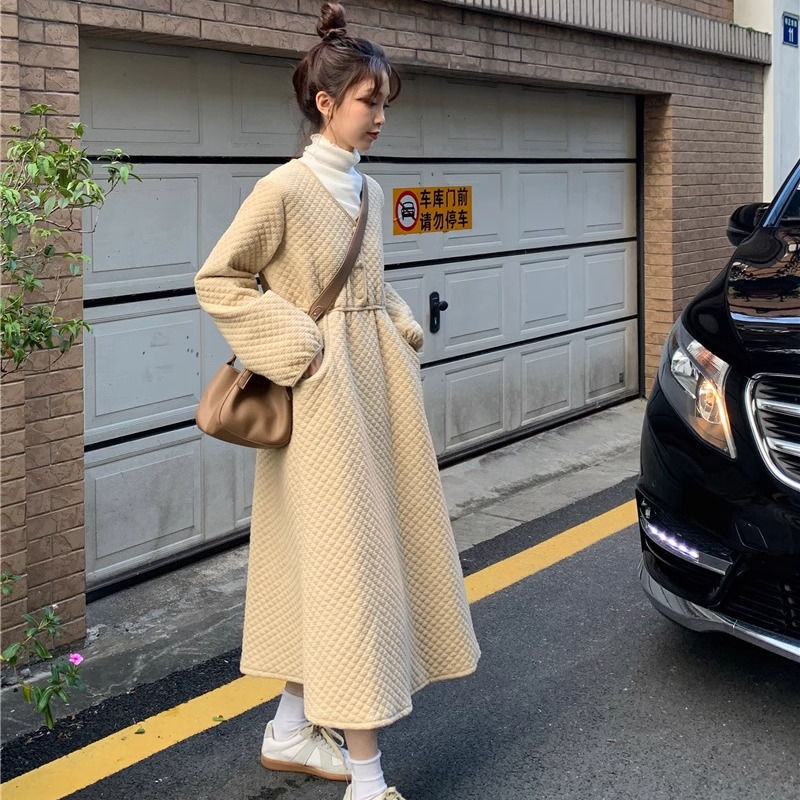 夾棉加厚連衣裙女秋冬2023新款韓系菱格V領收腰中長款長袖A字裙