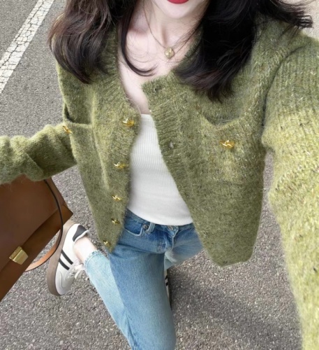 Loose retro thick-line knitted sweater for women in winter French niche design knitted long-sleeved warm top jacket