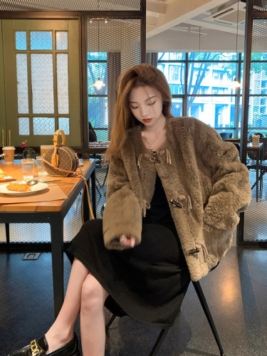 Lamb wool coat women's winter short fur all-in-one loose plush horn button round neck wool lamb versatile student