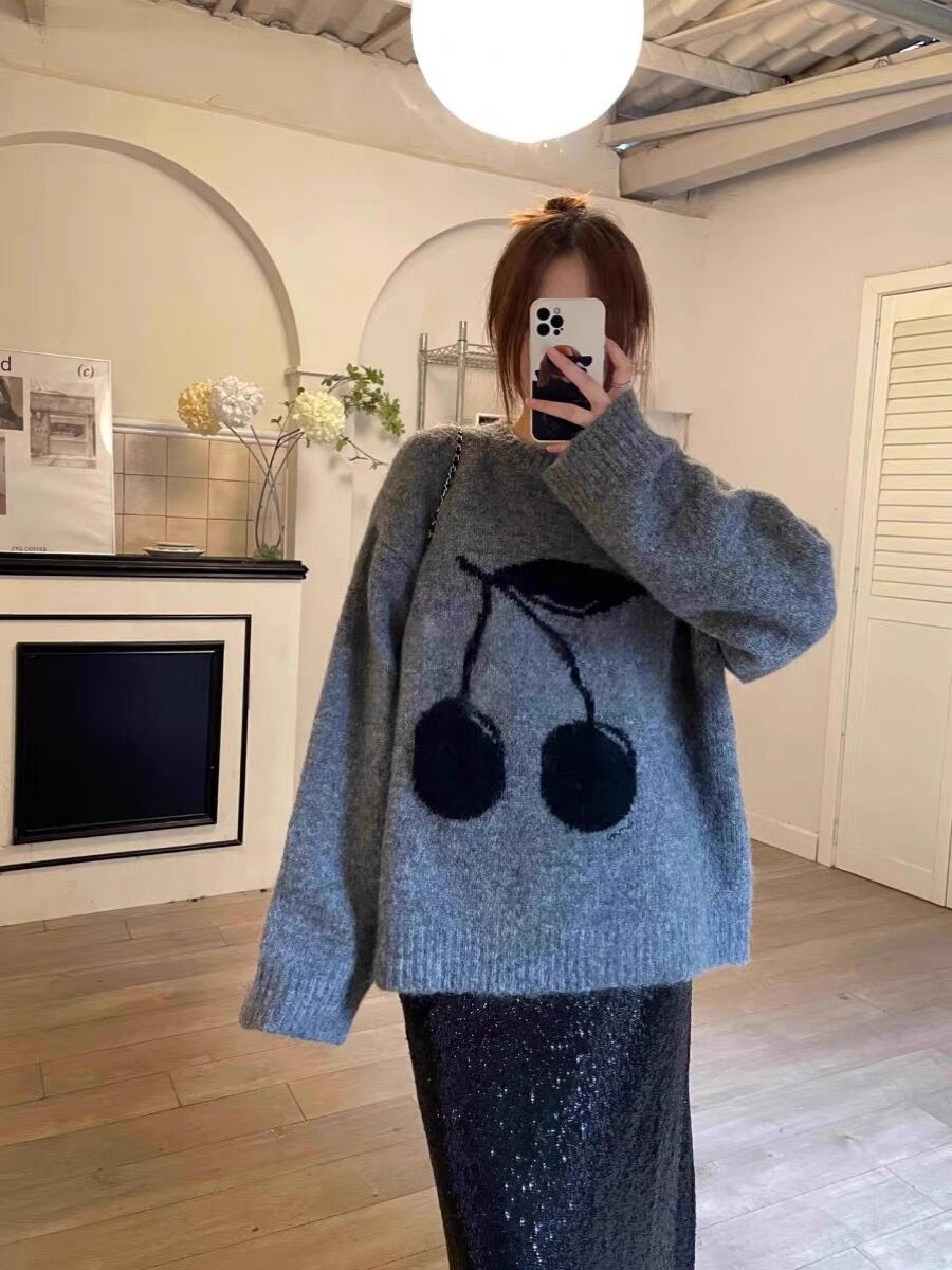 洋氣減齡灰色櫻桃套頭毛衣女秋冬季寬鬆慵懶風加厚打底針織衫上衣