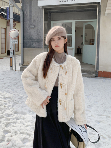 Lamb wool coat women's winter short fur all-in-one loose plush horn button round neck wool lamb versatile student