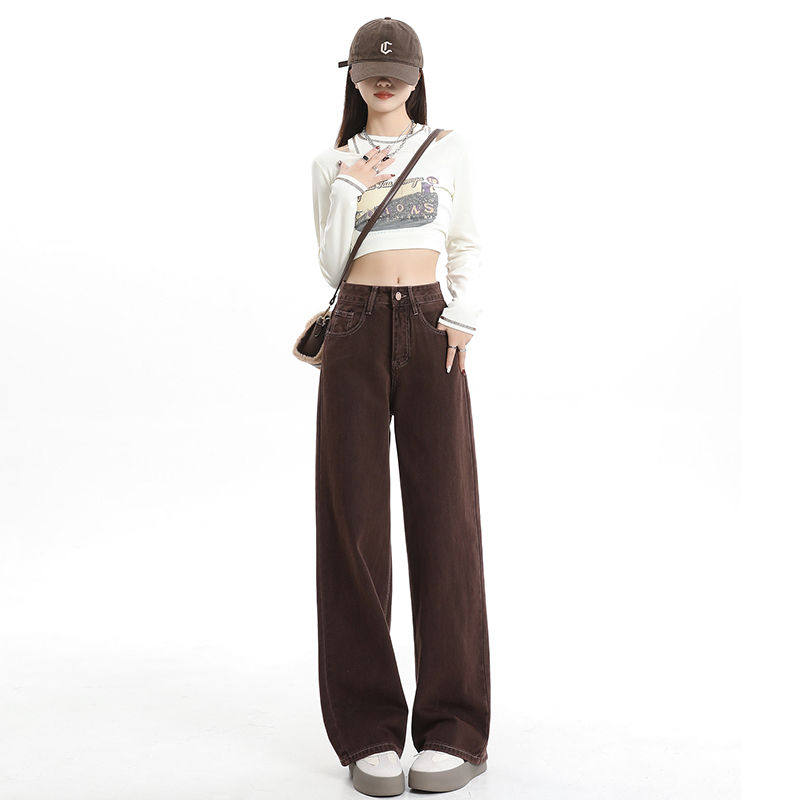 Real shot of 2023 autumn fashion trend wide-leg jeans for women, loose casual straight-leg floor-length pants