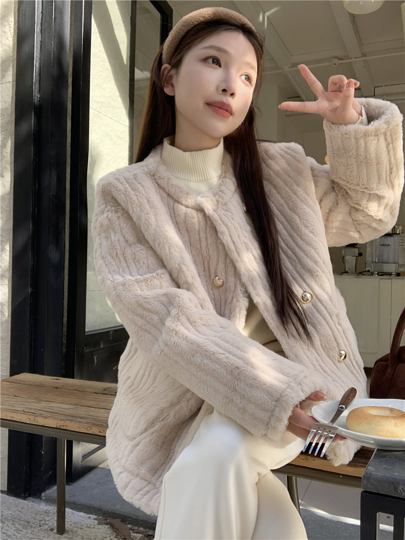 Real shot of French high-end single-breasted round collar temperament small fragrance style fur all-in-one warm jacket