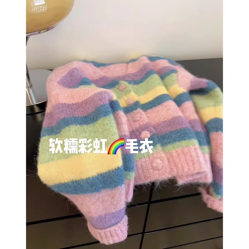 糖果色v領彩虹條紋浣熊絨毛衣外套女秋冬季彩色外穿短款針織開衫