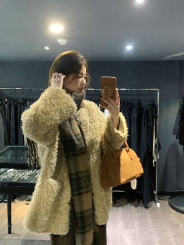 Actual shot of the new autumn and winter Korean style mid-length thickened fur cardigan jacket Medela's outfit