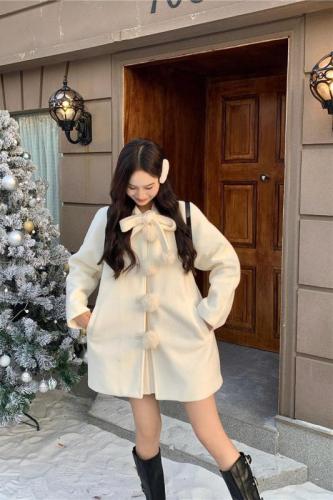 Real shot of French socialite's light luxury fashionable design fur ball high-end quilted thickened woolen coat for women