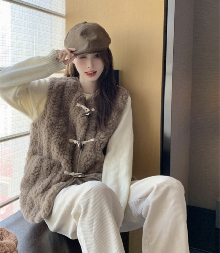 Actual shot of new autumn and winter Korean style horn button lamb hair vest short sleeveless fur one-piece jacket for women