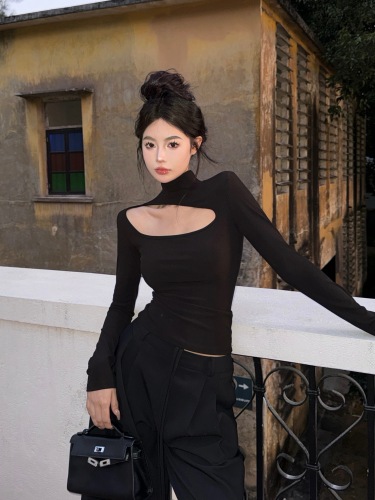 Real shot of black turtleneck hollow knitted bottoming shirt for hot girls to slim down and wear inner top