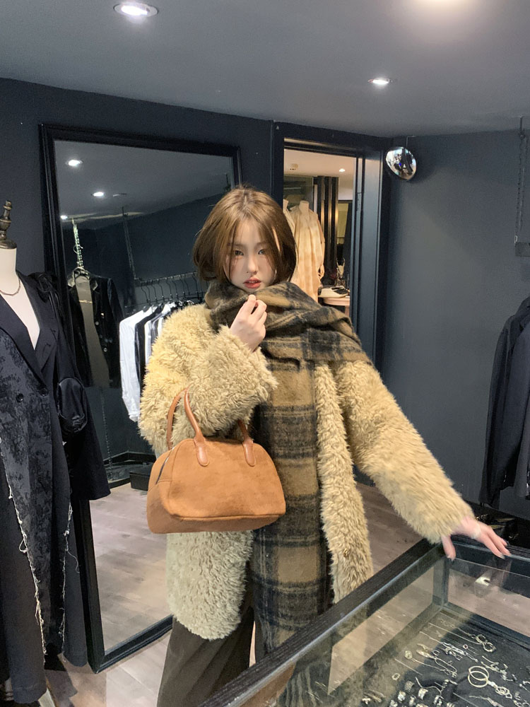 Actual shot of the new autumn and winter Korean style mid-length thickened fur cardigan jacket Medela's outfit