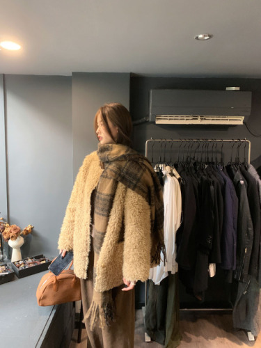 Actual shot of the new autumn and winter Korean style mid-length thickened fur cardigan jacket Medela's outfit