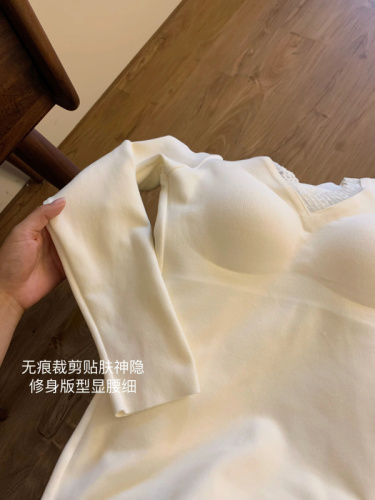 白色蕾丝边V领打底衫女内搭秋冬加绒带胸垫保暖软糯修身长袖上衣