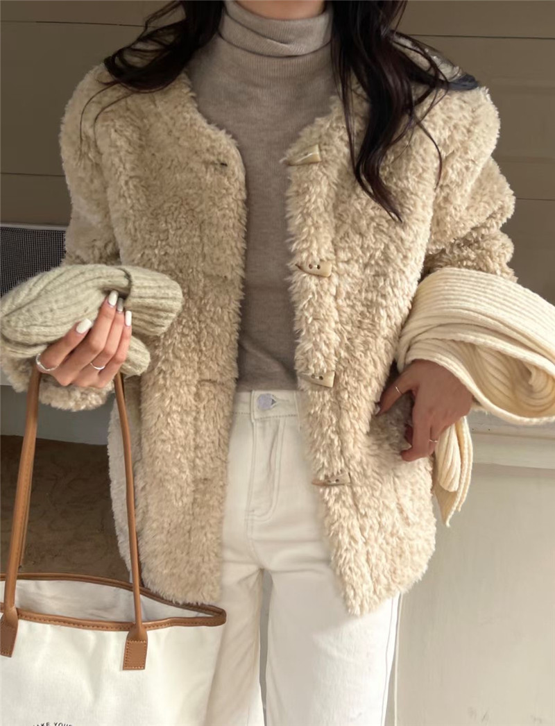 Real shot of horn button lamb wool coat for women, new winter style, slimming, thickening, warm and furry short coat
