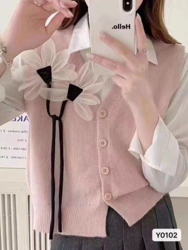 2023 new autumn and winter design, western style, age-reducing V-neck, flower decoration, layered vest cardigan top for women