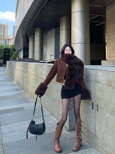 6556#Real shot of Maillard’s high-end, stylish, coffee-colored short woolen jacket and scarf