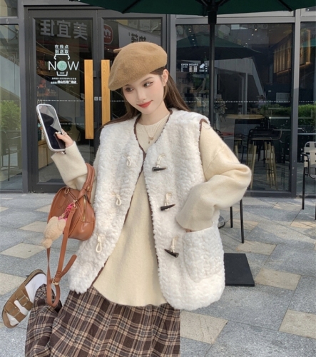 Actual shot of new autumn and winter Korean style horn button lamb hair vest short sleeveless fur one-piece jacket for women