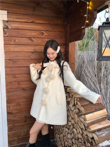 Real shot of French socialite's light luxury fashionable design fur ball high-end quilted thickened woolen coat for women