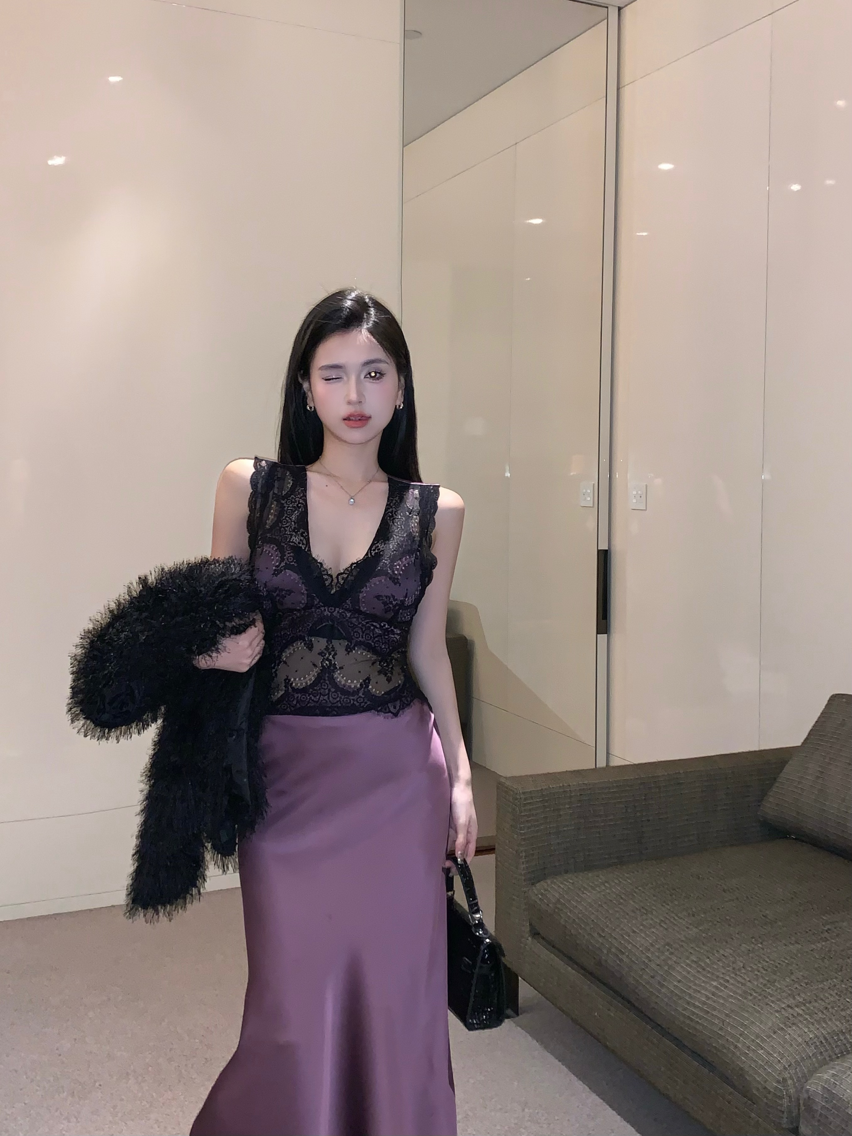 實拍 美神降臨紫色重工緞面拼接雷瑟花邊V領性感包臀連衣裙