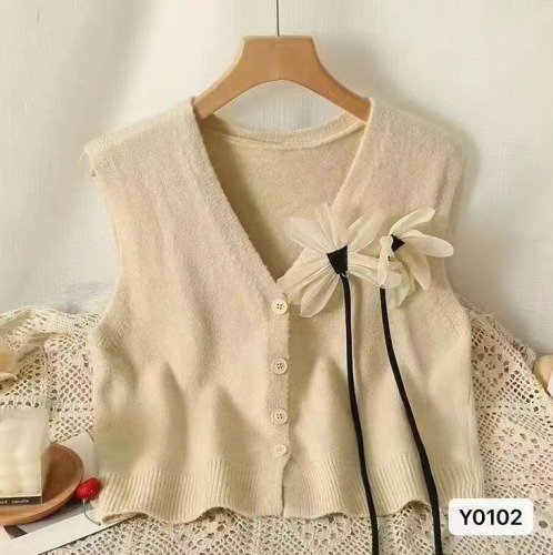 2023 new autumn and winter design, western style, age-reducing V-neck, flower decoration, layered vest cardigan top for women