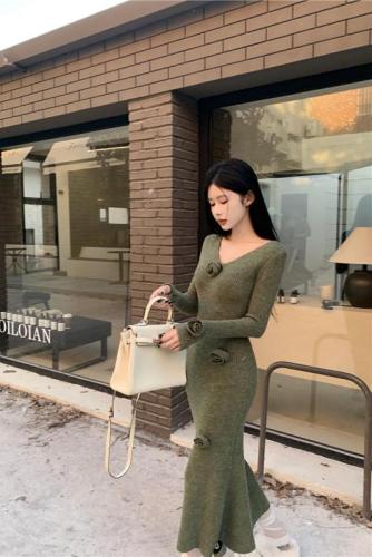 Real shot Hong Kong style retro autumn and winter three-dimensional flower V-neck knitted fishtail dress for women