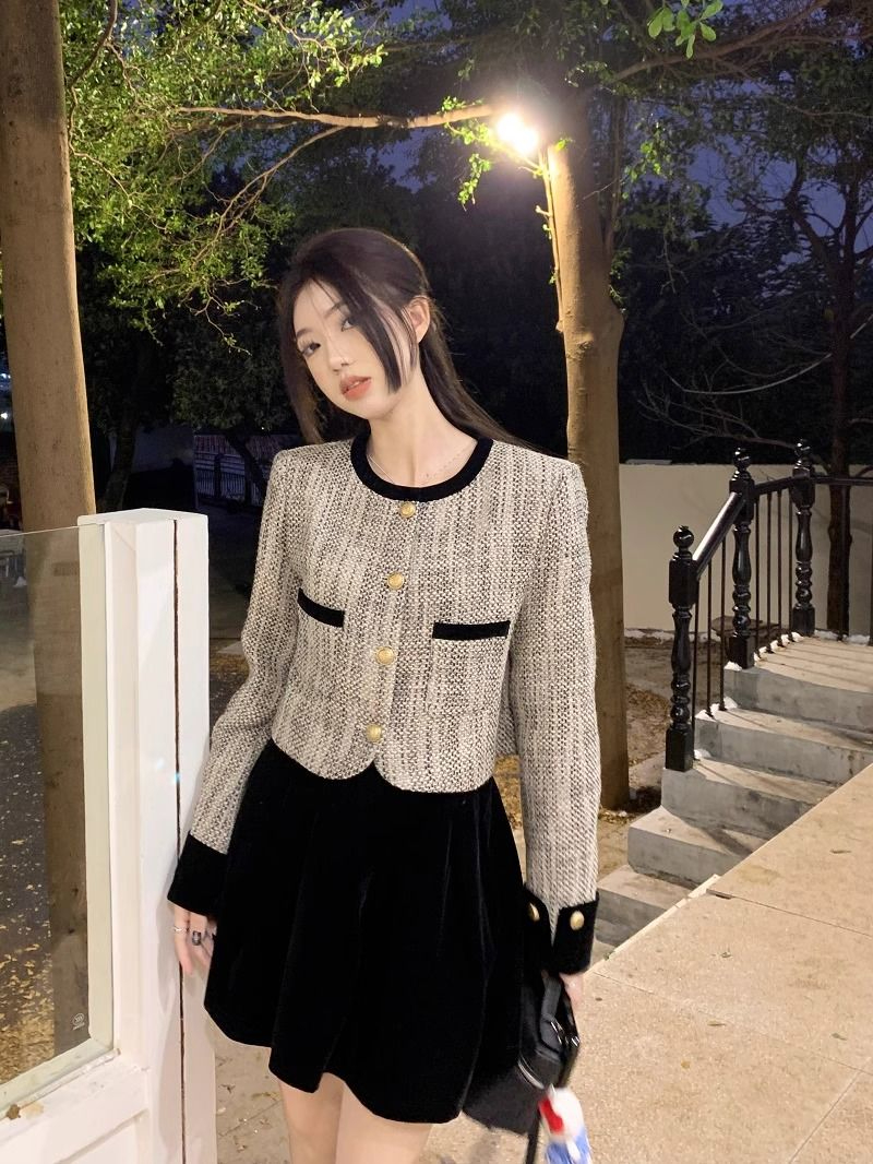 Xiaoxiangfeng short style contrasting color long-sleeved jacket velvet A-line skirt for women autumn 2023 new two-piece set