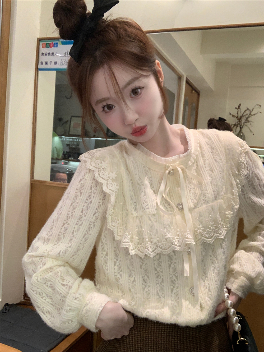Actual shot of new autumn and winter lotus leaf collar lantern sleeves sweet bottoming shirt Korean style ladylike style inner lace shirt