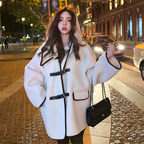 时尚休闲连帽羊羔毛外套冬季新款韩版宽松皮扣保暖白色设计感大衣