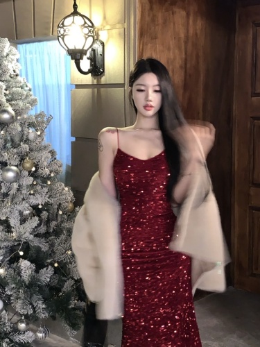 Real shot of sexy red sequined suspender dress Christmas annual party fur integrated eco-friendly fur
