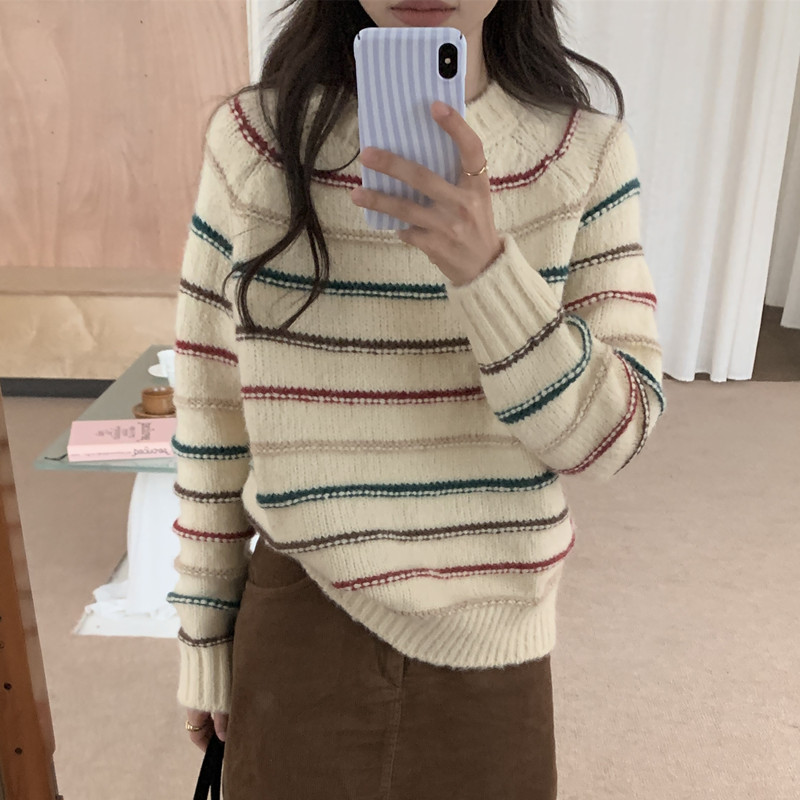Real shot of warm winter sun, warm embrace, colorful striped round neck long-sleeved sweater, 2 colors