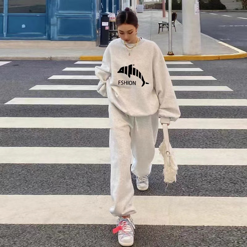 Women's sports suit 2023 autumn and winter plus velvet, foreign style, high-end, street fashion, age-reducing sweatshirt, casual two-piece set
