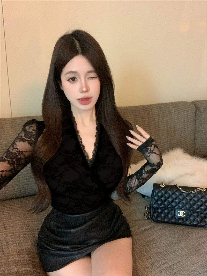 Real shot~Long-sleeved lace bust-showing top, solid color temperament, slim and fashionable cross-over bottoming shirt for women