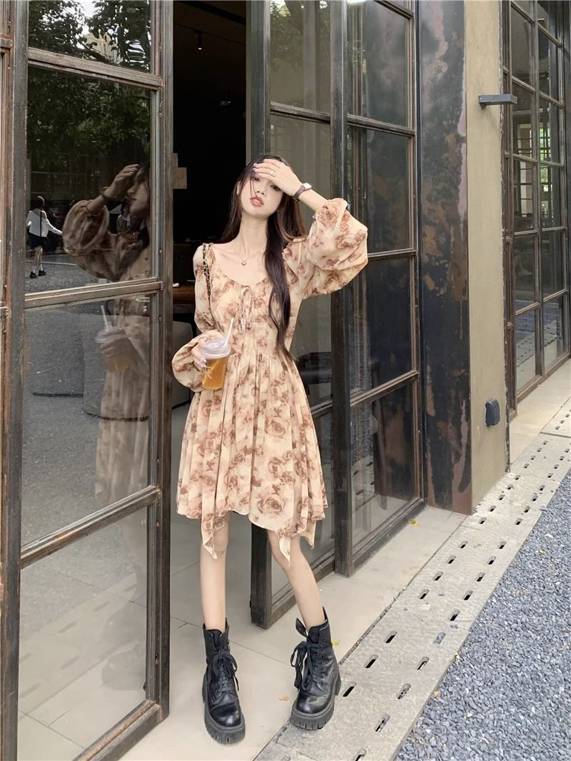 French tie-dye V-neck lantern sleeve dress for women autumn 2023 new square-neck lace-up pleated design a-line skirt