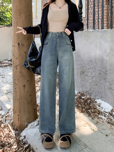 Real shot of high-waisted jeans for women, autumn retro loose wide-leg pants, slim straight-leg pants, trendy pants