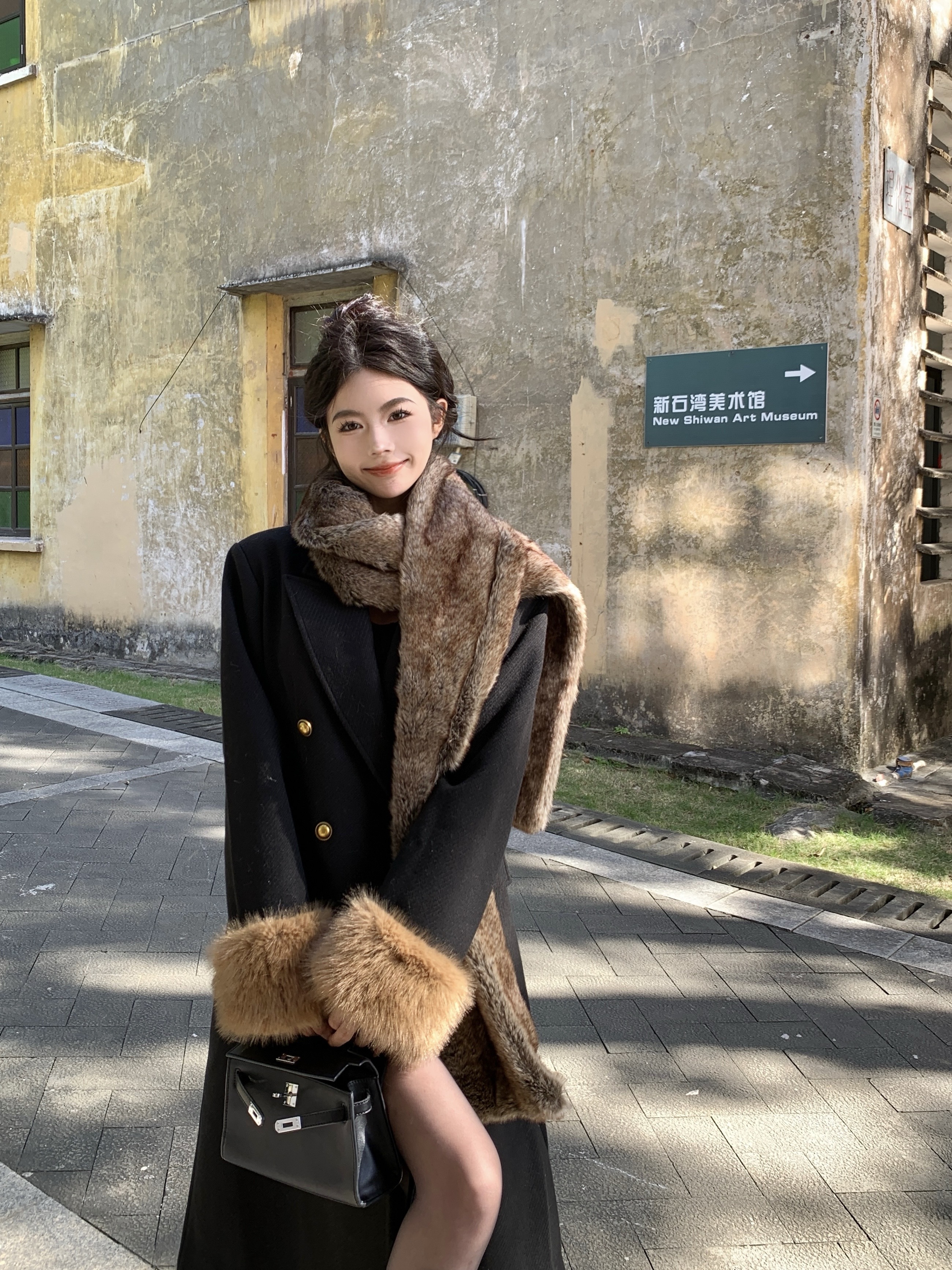 Actual shot of autumn and winter French high-end waisted and temperament woolen coat, fashionable retro furry sleeve coat