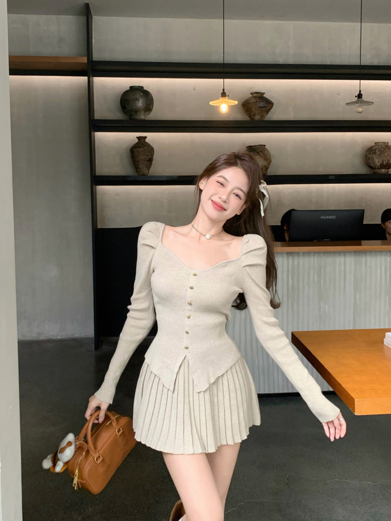 Actual shot of niche puff-sleeved knitted low-neck slit slim top + high-waist slim pleated knitted skirt