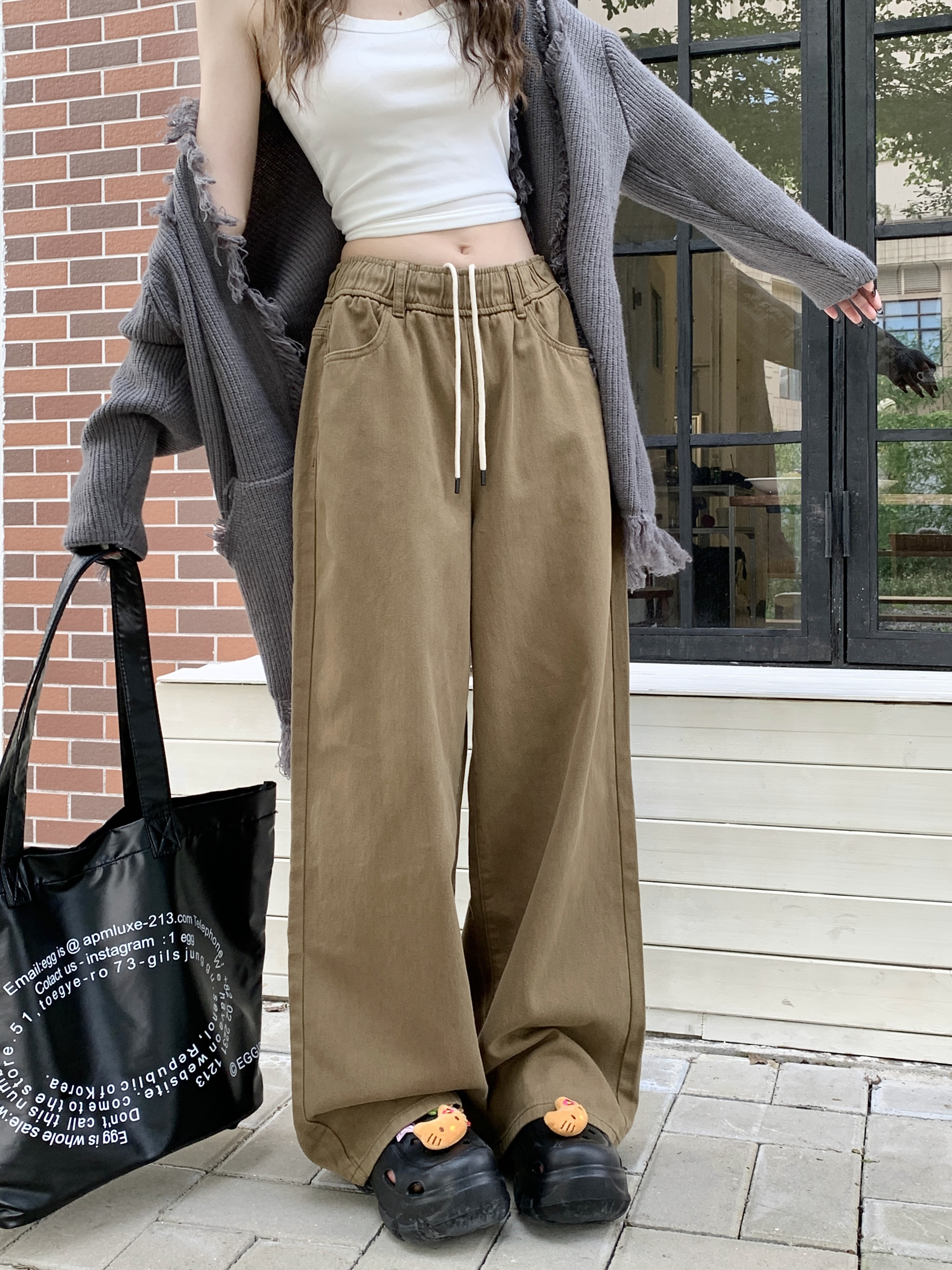 Actual shot of elastic waisted high-waisted slimming wide-leg straight floor-length jeans