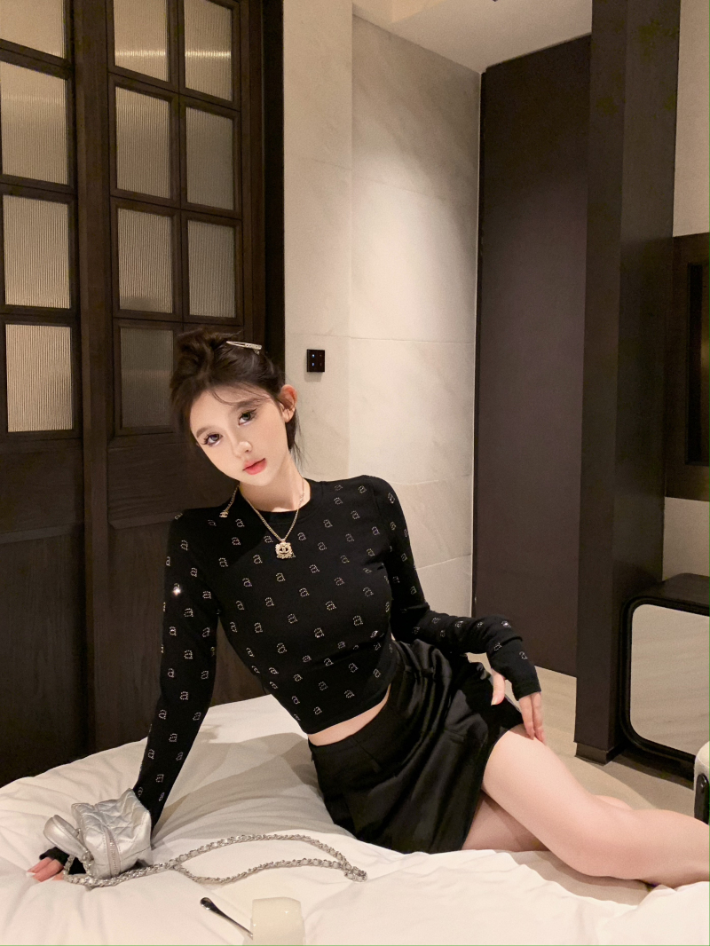 Actual shot of designer casual long-sleeved slimming and versatile T-shirt with hot diamond letters + acetate skirt and hip skirt
